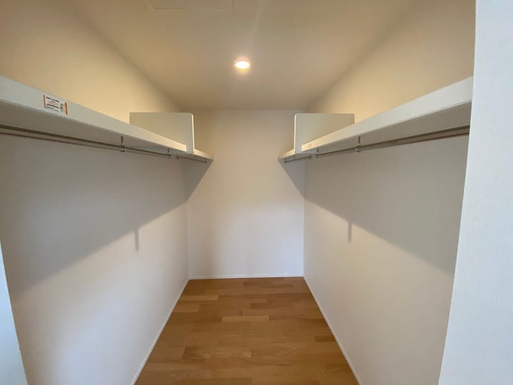 8帖の洋室にはウォークインクローゼットがついています。
洋服の多い方でも収納が容易に可能となります。