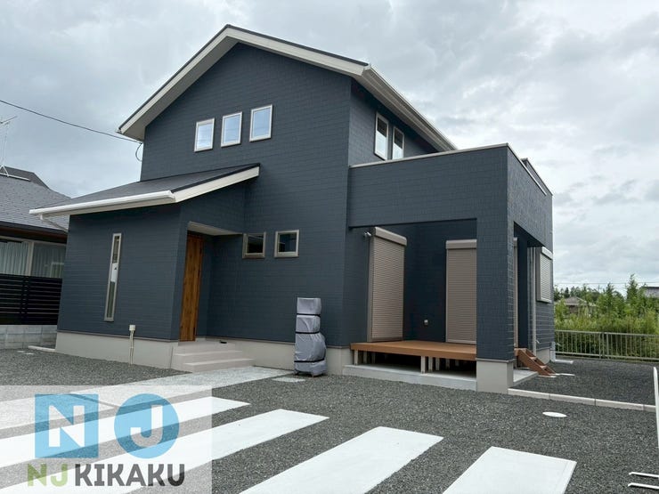 【外観】
ネイビーの外壁とウッドデッキが映える素敵な外観の住宅です!