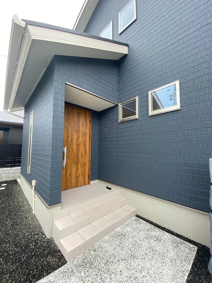 玄関ドアは重厚感のある木目調。
毎日の帰宅が楽しくなりそうです♪