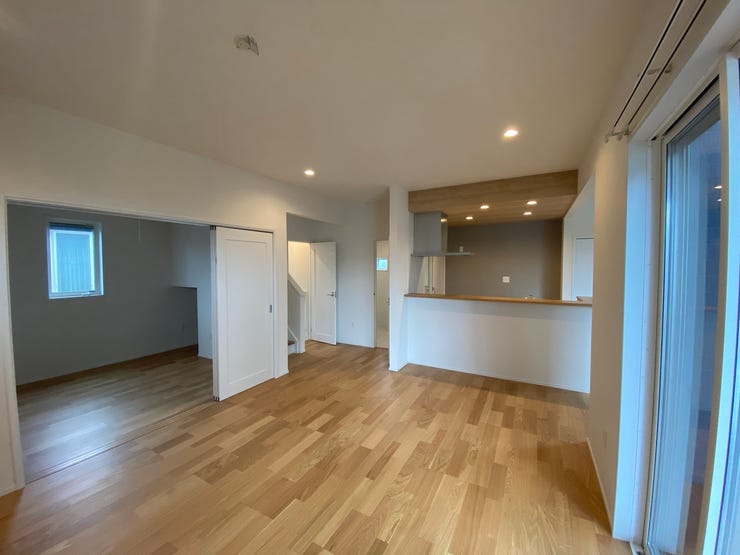 LDKは19.5帖と解放感があります。
ウッドデッキや1階部分の洋室へ移動ができ、生活の幅も広がりそうです!