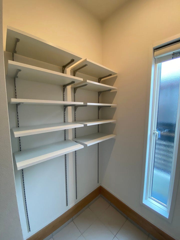 容易に靴の収納が可能なシューズクローク。
靴がおおいご家庭でも安心です♪