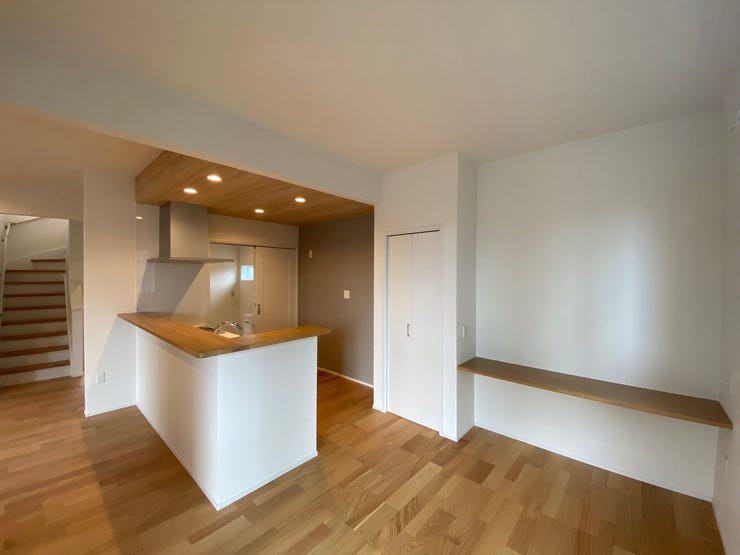 キッチン横には造作カウンターが設置されています。
カフェの空間やダイニングの延長など様々な使い方ができそうです♪