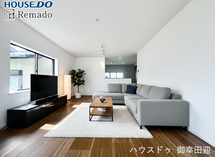 【リビング】
■□■家族の笑顔が集う、安らぎとくつろぎの中心地■□■お気に入りの家具を迎え、窓からは心地の良い光が差し込みます。※CGで家具を配置しています