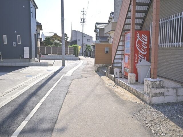 前面道路の様子です。
西側(公道)幅 約2.1m 間口 約2.01mあります。