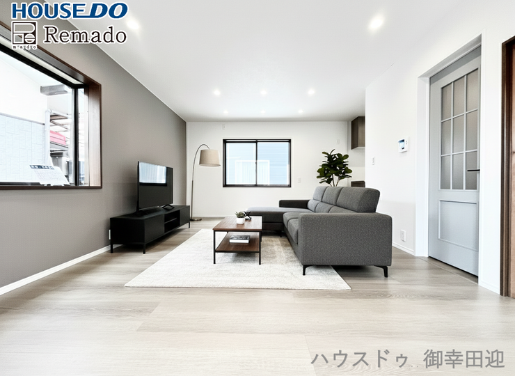 【リビング】
■□■家族の笑顔が集う、安らぎとくつろぎの中心地■□■お気に入りの家具を迎え、窓からは心地の良い光が差し込みます。※CGで家具を配置しています