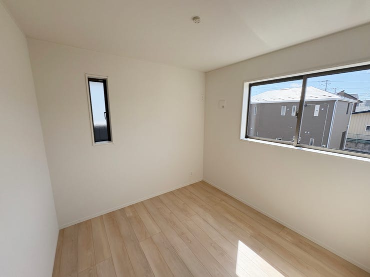 室内(2025年9月)撮影
◎本日案内可能◎
明るく風通し良好な2階洋室♪