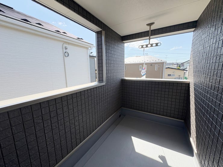 室内(2025年9月)撮影
◎本日案内可能◎
バルコニーは屋根付きのため、急な雨でも洗濯物が濡れにくく安心ですね。