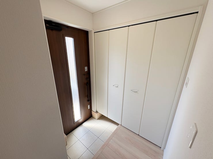 室内(2025年9月)撮影
◎本日案内可能◎
シューズクローゼット付きですので家族の靴がまとめて収納でき、すっきりとした印象の玄関に♪