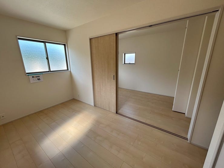 セパレートしても大きな1部屋としても使えるタイプの便利な洋室♪