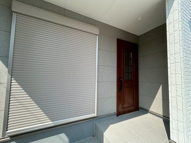 奥まった玄関は防犯性◎&自転車置き場などにも使える屋根付き!