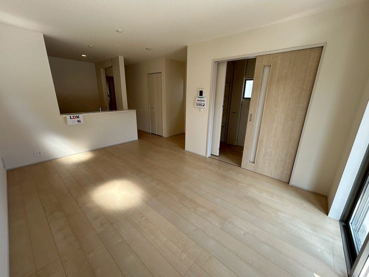 明るい日の当たる縦長で使いやすいリビング♪