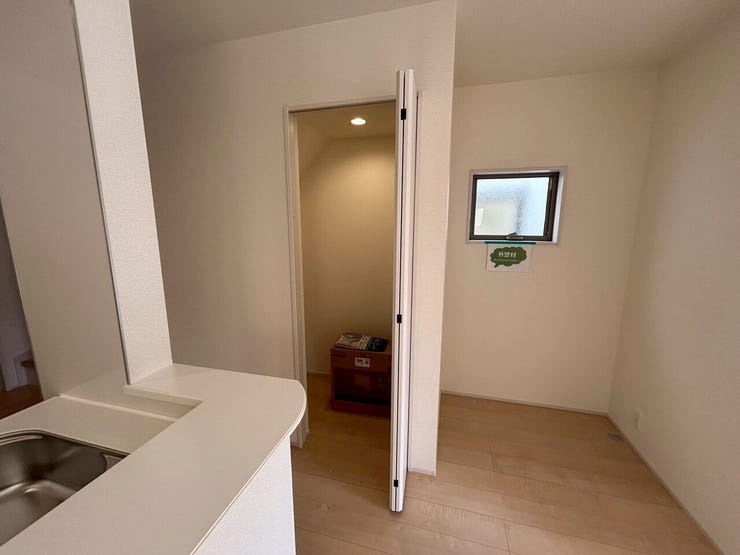 リビング(キッチン横)に収納付きは非常に使いやすい!!