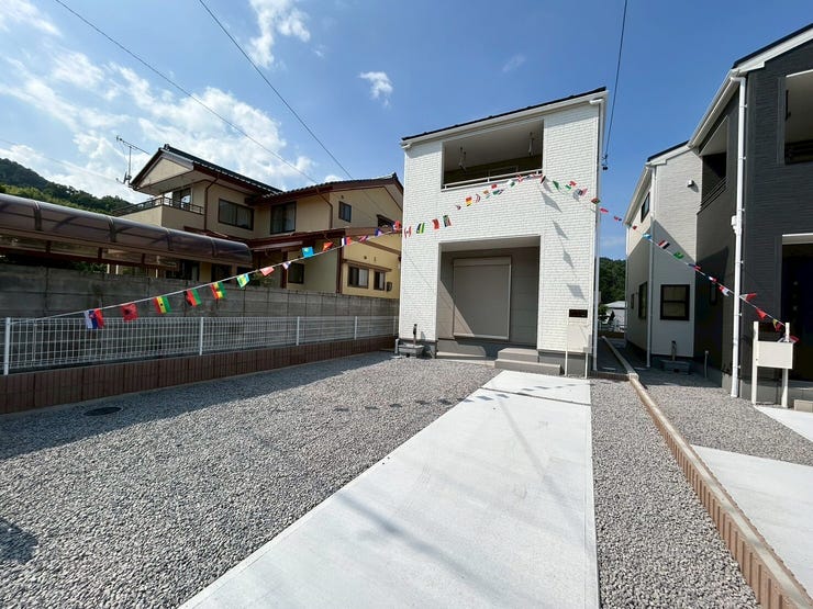 【外観】
奥行きの広い駐車場です。