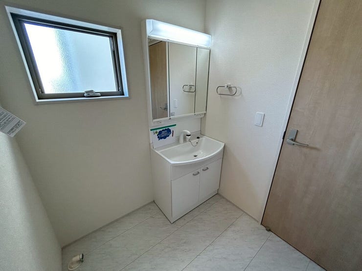 三面鏡タイプで収納力の高い実用的な洗面♪