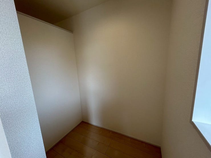 ウォークインの隣にも収納スペースあり!