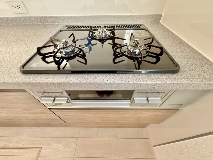 3口コンロで同時にお料理ができるため、時間のない忙しいママの強い味方!