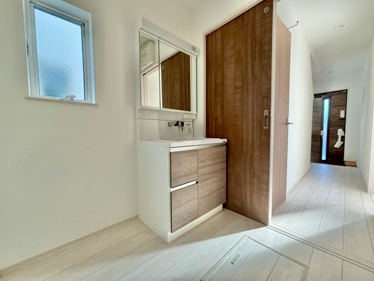 洗面化粧台収納で洗剤のストックや掃除道具等がスッキリ収納できます♪