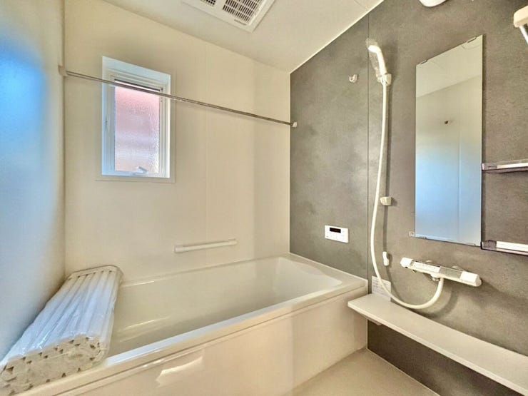 朝昼の入浴時は照明なしでも明るく開放的な空間に♪
換気も簡単でカビ防止にもなります♪