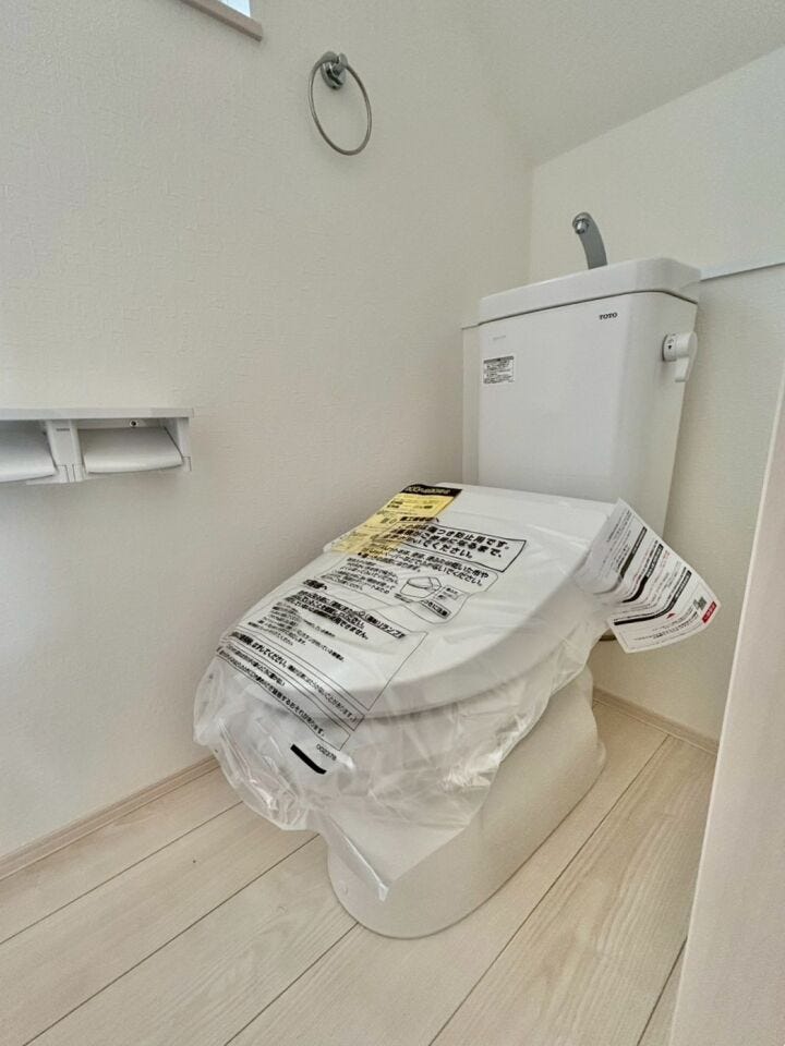 清潔感のあるトイレスペース♪温水洗浄便座付で寒い冬でも安心♪カバー不要のためお掃除も楽々♪