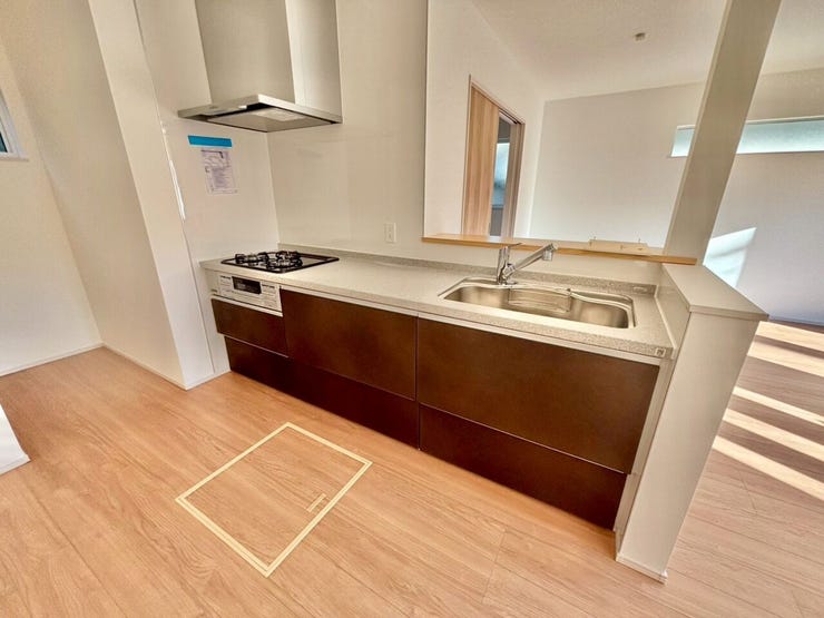 設備が一体化しているので掃除がしやすく、キッチンを清潔に保てます!収納箇所も多くママに嬉しいメリットがたくさん♪