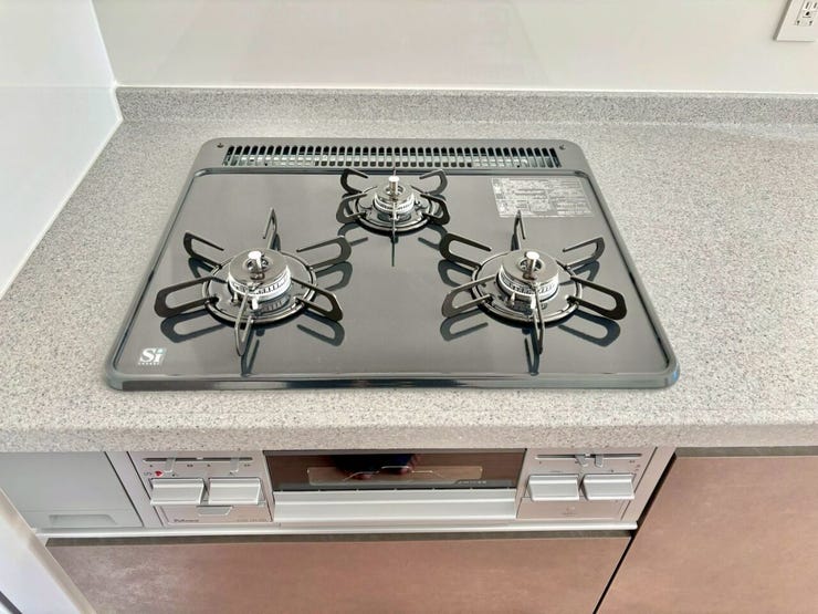 3口コンロで同時にお料理ができるため、時間のない忙しいママの強い味方!