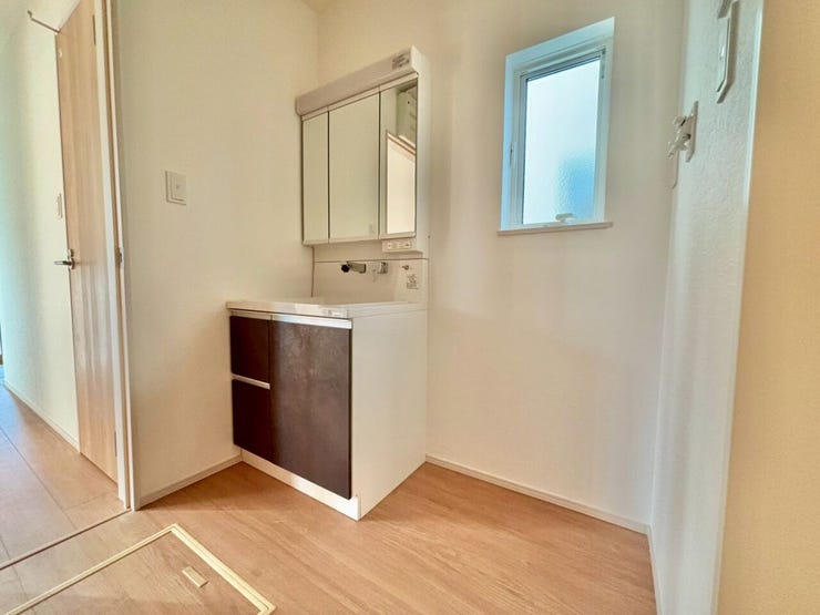 洗面化粧台収納で洗剤のストックや掃除道具等がスッキリ収納できます♪