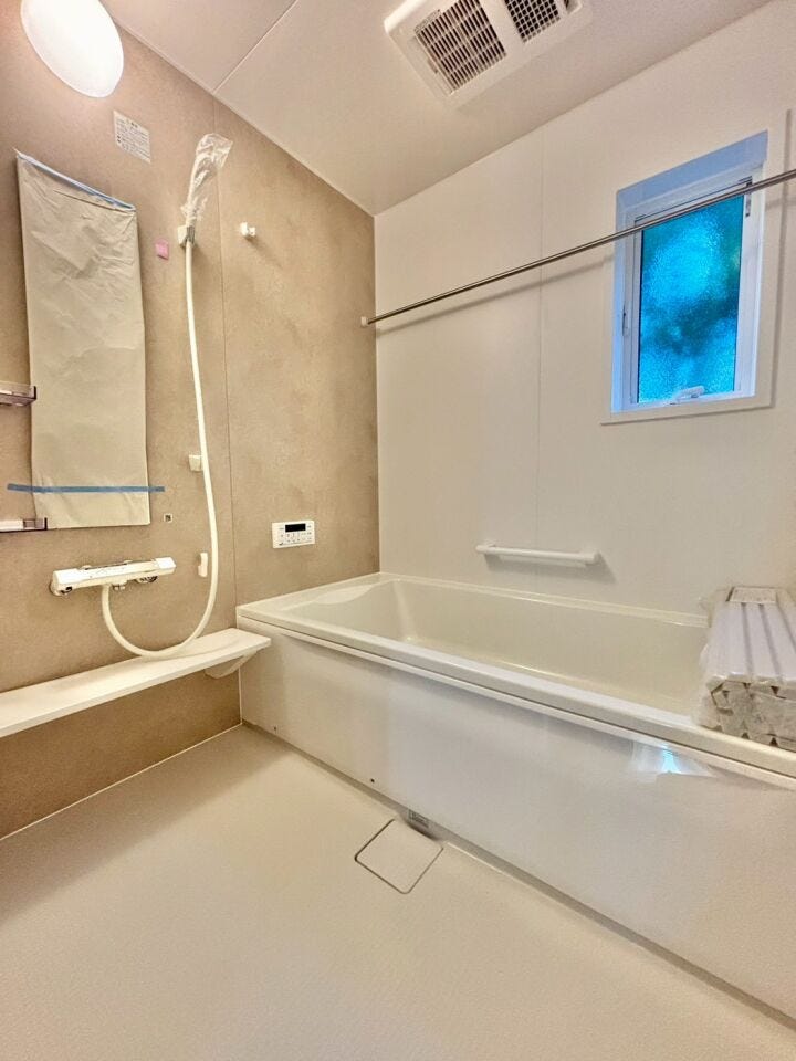 朝昼の入浴時は照明なしでも明るく開放的な空間に♪
換気も簡単でカビ防止にもなります♪