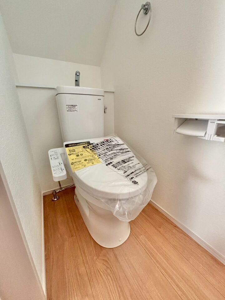 清潔感のあるトイレスペース♪温水洗浄便座付で寒い冬でも安心♪カバー不要のためお掃除も楽々♪