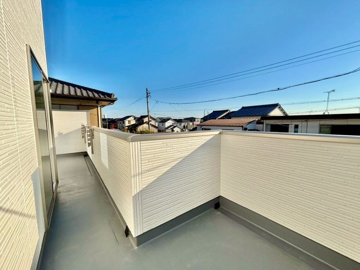 南向きのバルコニーで日当たり良好♪洗濯物も早く乾きそうですね♪