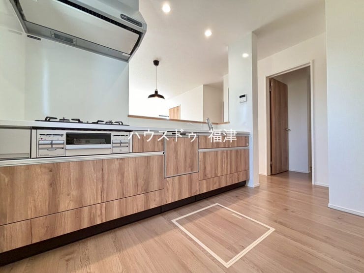 調理がはかどるワイドカウンタータイブ。
天板は傷がつきにくく、美しい人造大理石仕上です。
《宗像市ひかりヶ丘4丁目 新築戸建て》