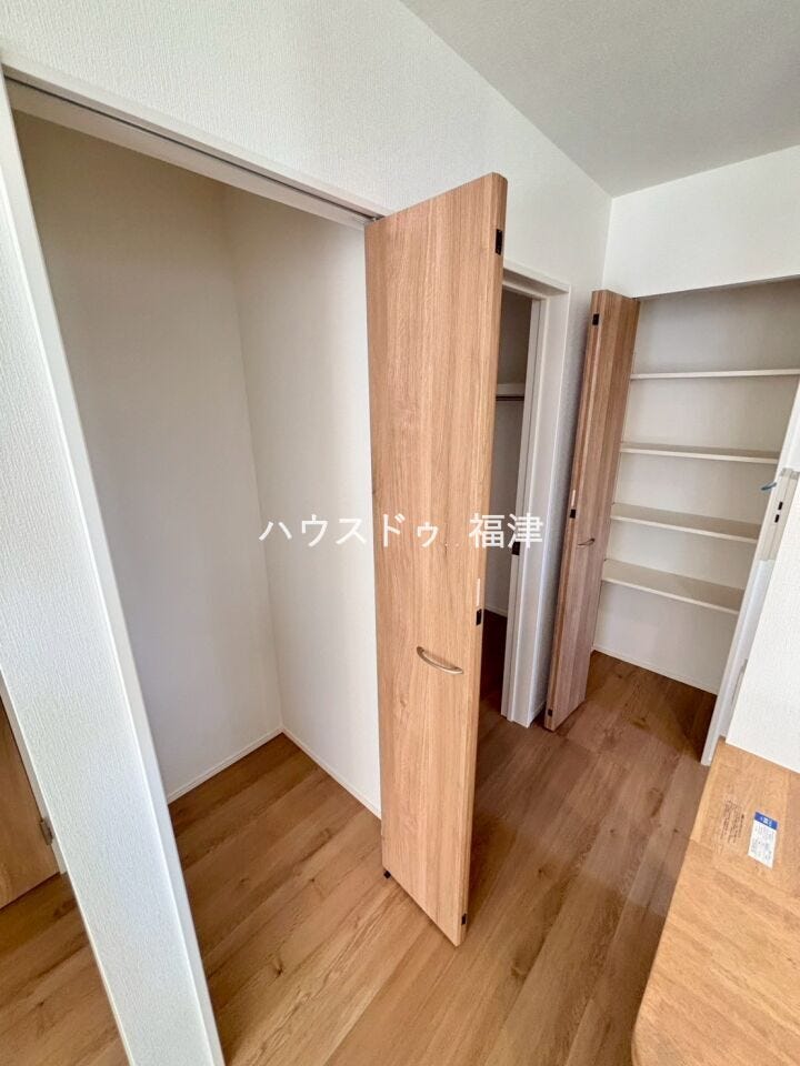 リビング収納、パントリー付き♪
調理家電やお皿など、乱雑になりがちなキッチンを
すっきりまとめてくれます♪
《宗像市ひかりヶ丘4丁目 新築戸建て》