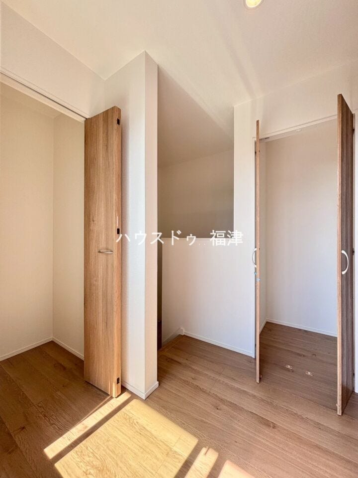 2階の廊下収納です♪
収納が多いとリビングや居室の床面がいつでもスッキリするため、
普段の掃除機や雑巾がけも楽ちんです♪
《宗像市ひかりヶ丘4丁目 新築戸建て》