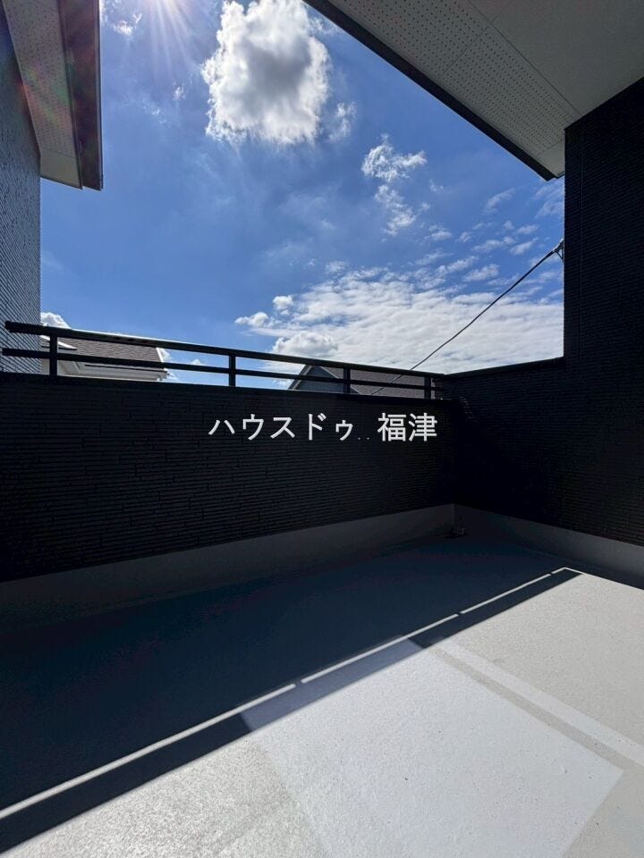 廊下からアクセスできるインナーバルコニーです♪
少しの雨なら洗濯物も安心です♪
《宗像市ひかりヶ丘4丁目 新築戸建て》