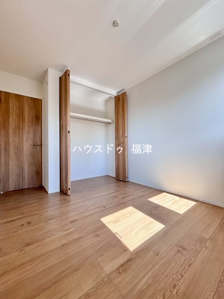 約5.2帖の洋室です♪
全居室収納付き!お部屋がきれいに保てます♪
《宗像市ひかりヶ丘4丁目 新築戸建て》