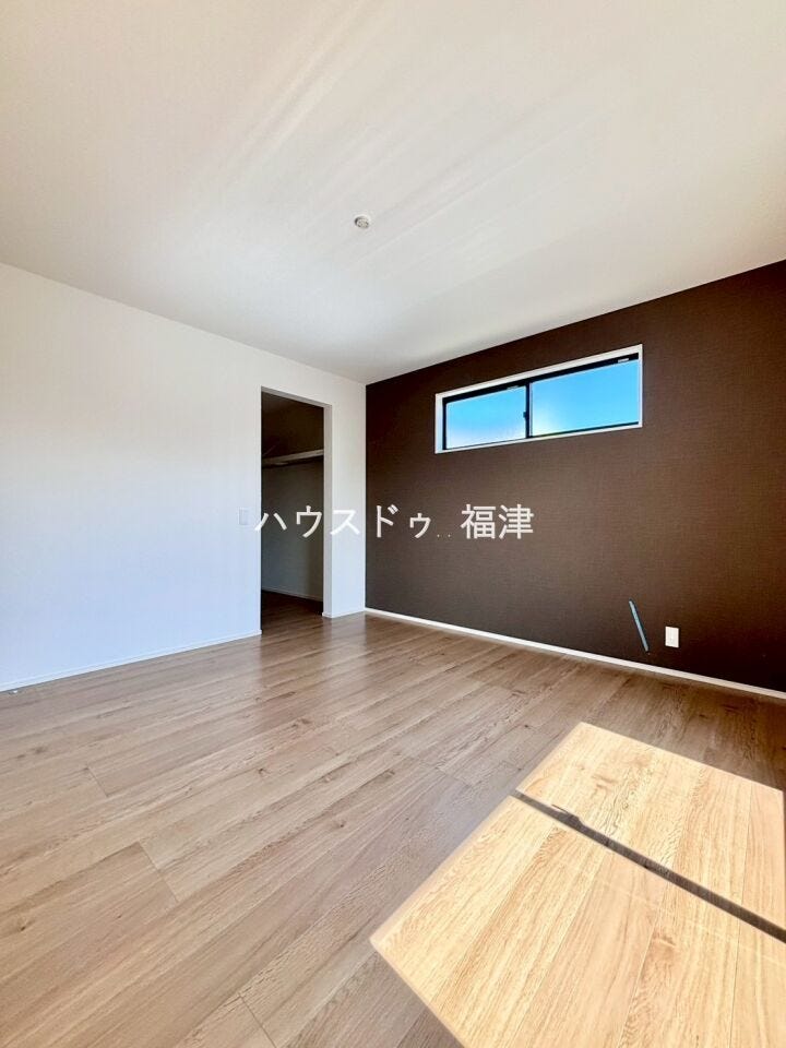 約8.0帖の洋室です♪
壁の一部だけアクセントクロスを採用し、
部屋全体の雰囲気を変えてくれます♪
《宗像市ひかりヶ丘4丁目 新築戸建て》