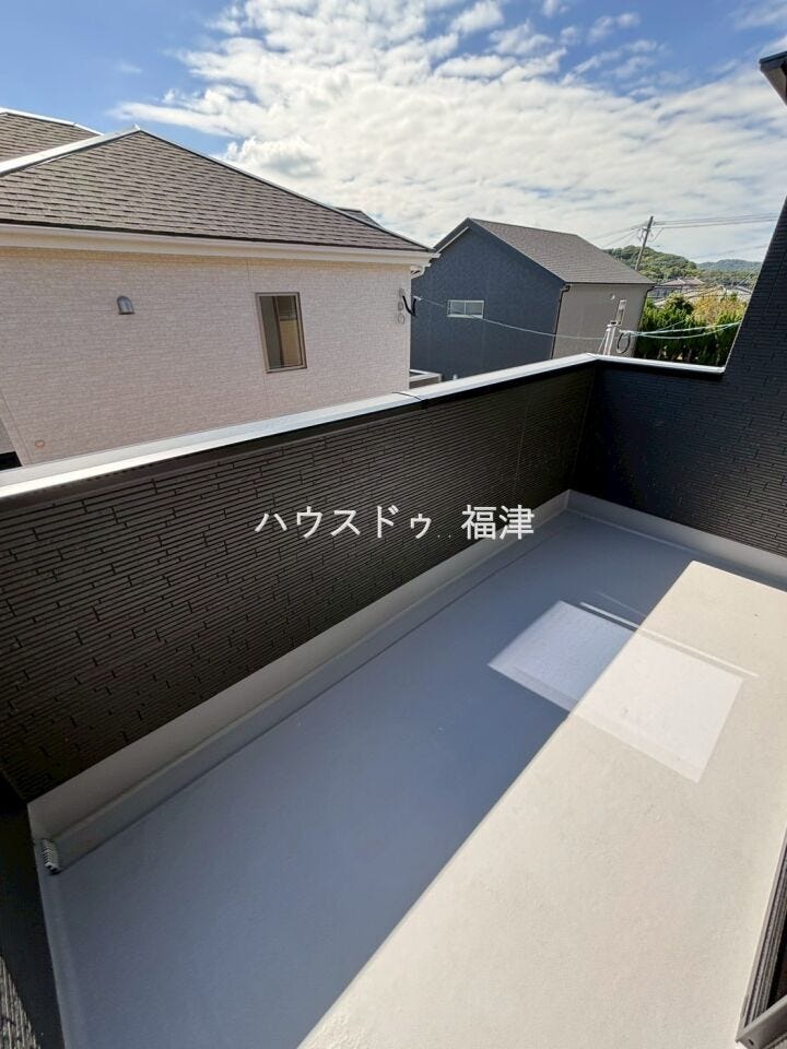 洋室からアクセスできるインナーバルコニーです♪
洗濯物を干す以外にも、テーブルとチェアを置いてお酒を楽しんだり、読書を楽しんだりするスペースとして使うのもオススメです。