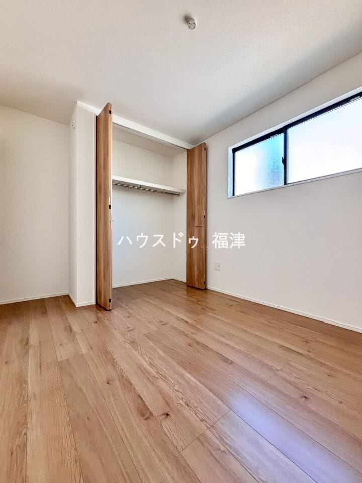 約5.2帖の洋室です♪
クローゼットは約70kgまで収納出来ます!
《宗像市ひかりヶ丘4丁目 新築戸建て》