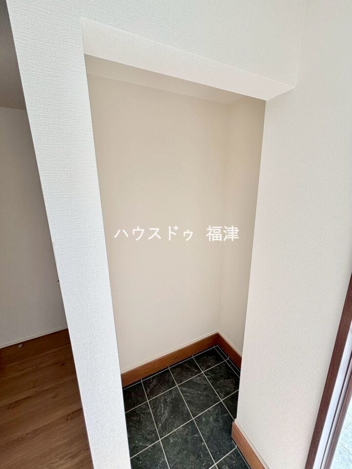 玄関にあるシューズインクロークです♪
ベビーカーやゴルフセットなども収納出来ます◎
《宗像市ひかりヶ丘4丁目 新築戸建て》