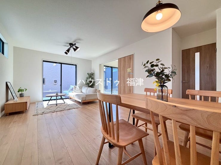 広々としたリビングは、ホワイトと木目調の内装。
落ち着いた雰囲気に包まれて、
ゆったりと家族団らんのひとときを過ごせます♪
《宗像市ひかりヶ丘4丁目 新築戸建て》