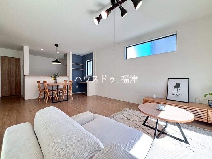 大きな窓からは気持ちのよい光が差し込みます。
明るいリビングだとご家族との会話も弾みますね!
《宗像市ひかりヶ丘4丁目 新築戸建て》