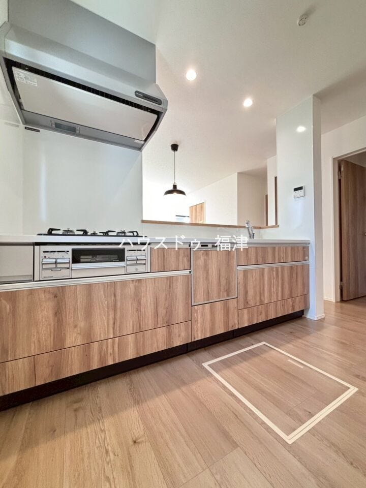 誰もが使いやすいデザインのキッチン♪
お料理をしている最中でも
リビングにいるご家族との会話を楽しめます。
《宗像市ひかりヶ丘4丁目 新築戸建て》