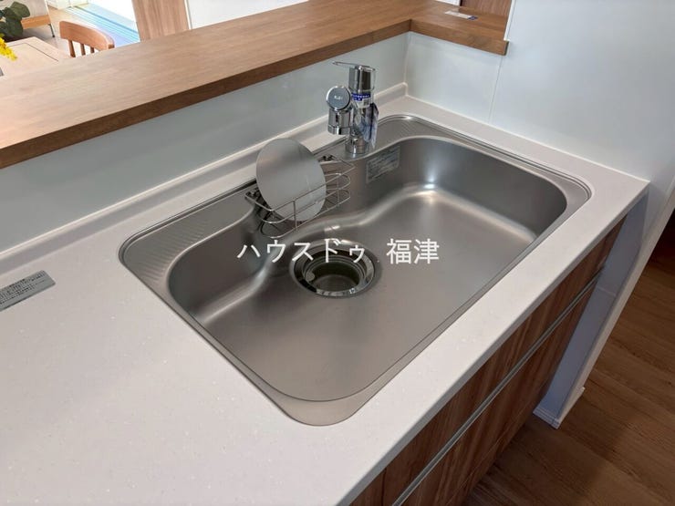 大きめのシンクで洗い物のストレス削減!
蛇口の先端に浄水器を内蔵しているため場所をとりません。
《宗像市ひかりヶ丘4丁目 新築戸建て》