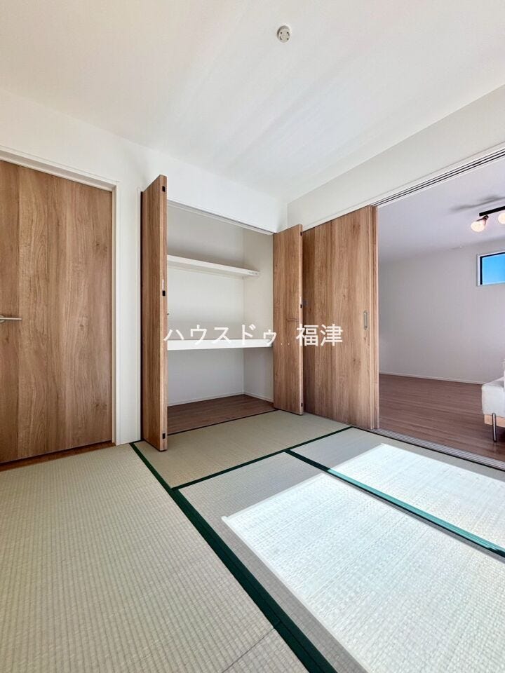 リビングから続く和室はゴロンと横になれて便利です。
客間として、洗濯物を畳むスペースとしても使用できます^^
《宗像市ひかりヶ丘4丁目 新築戸建て》