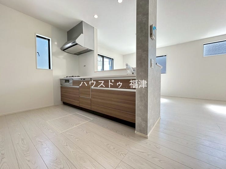 無理のない姿勢でラクラク収納&取り出し。
使いやすさを優先したスライドタイプです♪
《宗像市ひかりヶ丘4丁目 新築戸建て》