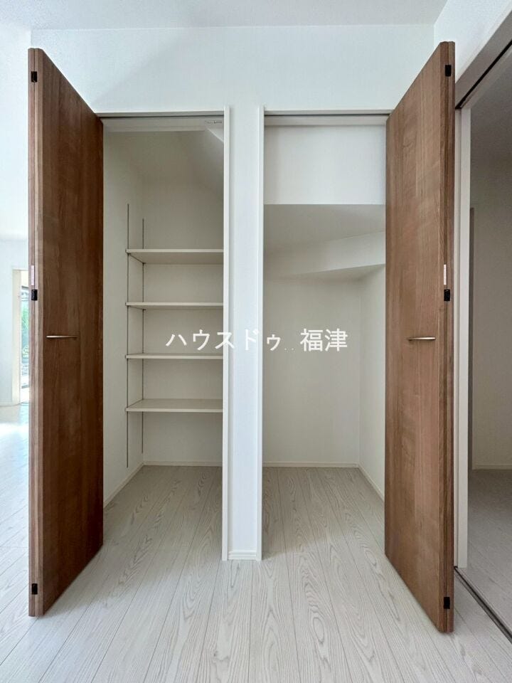 調理家電やお皿など、乱雑になりがちなキッチンを
すっきりまとめてくれるパントリー付き!
キッチンを広々と使うことができます。
《宗像市ひかりヶ丘4丁目 新築戸建て》