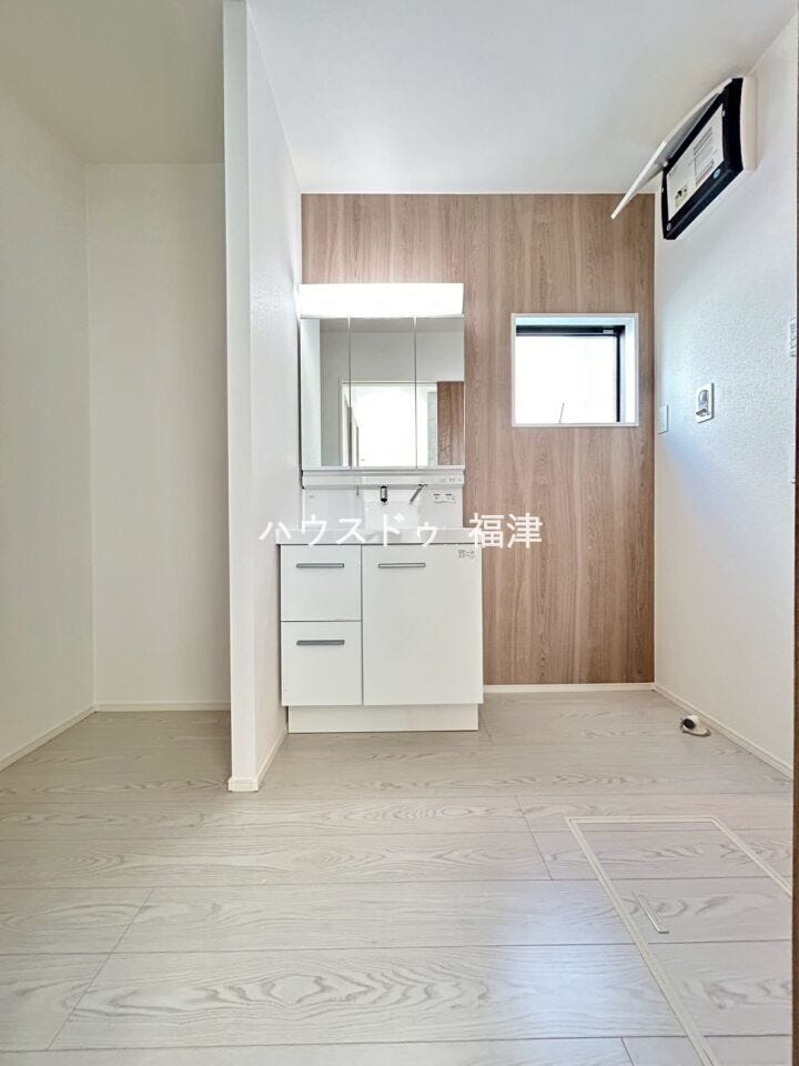 洗面室はLDKと廊下からアクセスできる2WAYタイプ!
収納スペースも広く、洗剤や掃除道具をたっぷりと収納できます。
《宗像市ひかりヶ丘4丁目 新築戸建て》