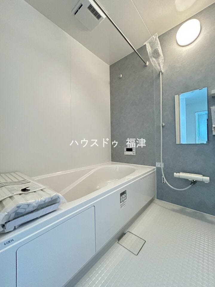 ゆとりのある浴室。足を伸ばしてご入浴いただけます。
1日の疲れを存分と癒してください。
《宗像市ひかりヶ丘4丁目 新築戸建て》