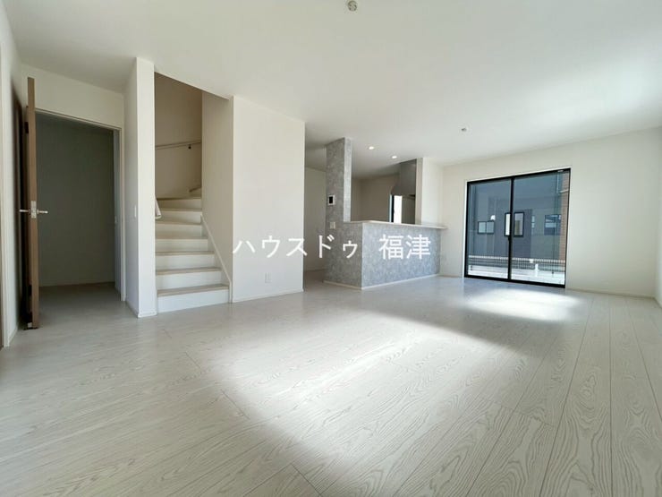 リビングに階段があることにより、ご家族の帰宅が分かります。
ただいま、おかえりなさい。そんな素敵な言葉が溢れるお家です♪
《宗像市ひかりヶ丘4丁目 新築戸建て》