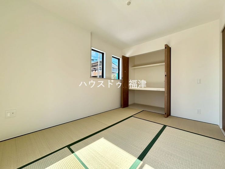 リビングから続く和室はゴロンと横になれて便利です。
客間として、洗濯物を畳むスペースとしても使用できます^^
《宗像市ひかりヶ丘4丁目 新築戸建て》