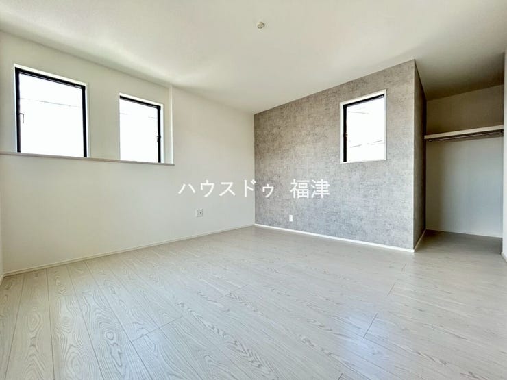 約8.0帖の洋室です♪
壁の一部だけアクセントクロスを採用し、
部屋全体の雰囲気を変えてくれます♪
《宗像市ひかりヶ丘4丁目 新築戸建て》